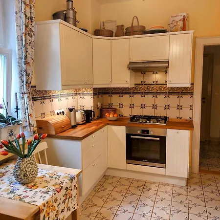 Spacious 118m 4br Apartment, Center, Grosslingova アパート ブラチスラヴァ