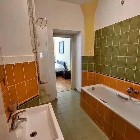 Daire Spacious 118m 4br Apartment, Center, Grosslingova